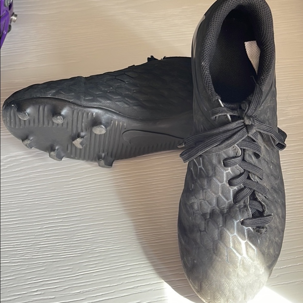 Youth soccer cleats
